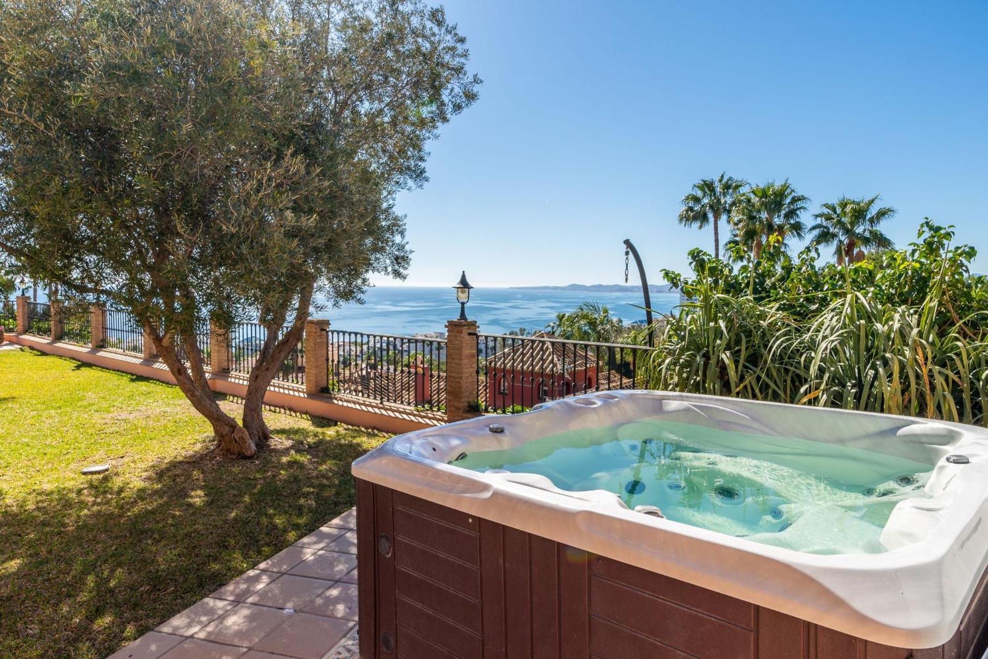 Beachside Villa With Panoramic Sea Views Бенальмадена Экстерьер фото